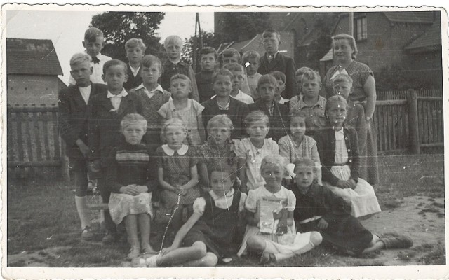 Na zdjęciach można zobaczyć uczniów szkoły w Starej Kiszewie, dzieci przystępujące do I Komunii Świętej oraz wycieczkę z udziałem mieszkańców.