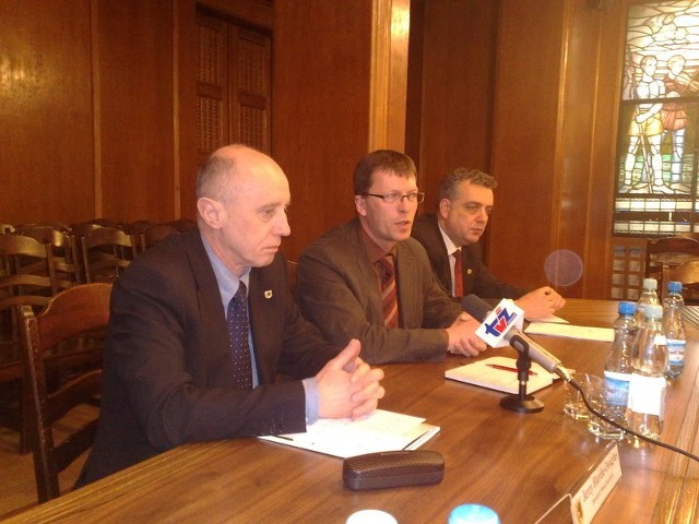Burmistrzowie Szczecinka Jerzy Hardie-Douglas (z lewej) i Neustrelitz Andreas Grund na konferencji w szczecineckim ratuszu. 
