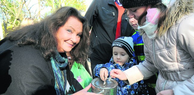 W organizowanej od 35 lat społecznej kweście na cmentarzu Rakowickim chętnie brała udział aktorka Anna Dymna