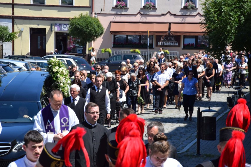 Pogrzeb Piotra Sollocha, byłego burmistrza Krapkowic. Żegnały go tłumy mieszkańców 