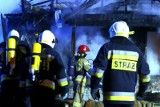 Pożar domu jednorodzinnego przy ul. Żnińskiej w Barcinie. Dwie osoby potrzebowały pomocy lekarskiej
