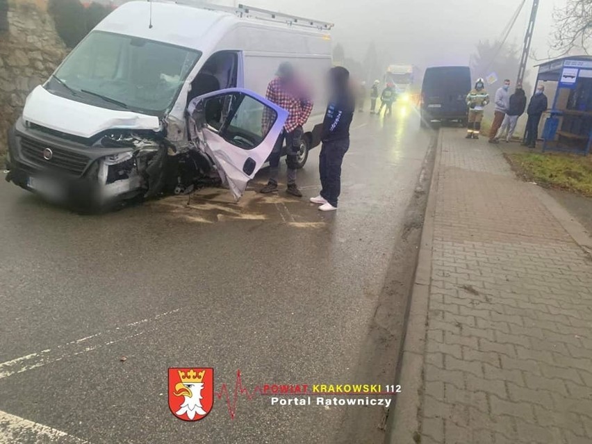 Wypadek w gminie Kocmyrzów-Luborzyca. Droga została całkowicie zablokowana po zderzeniu trzech samochodów