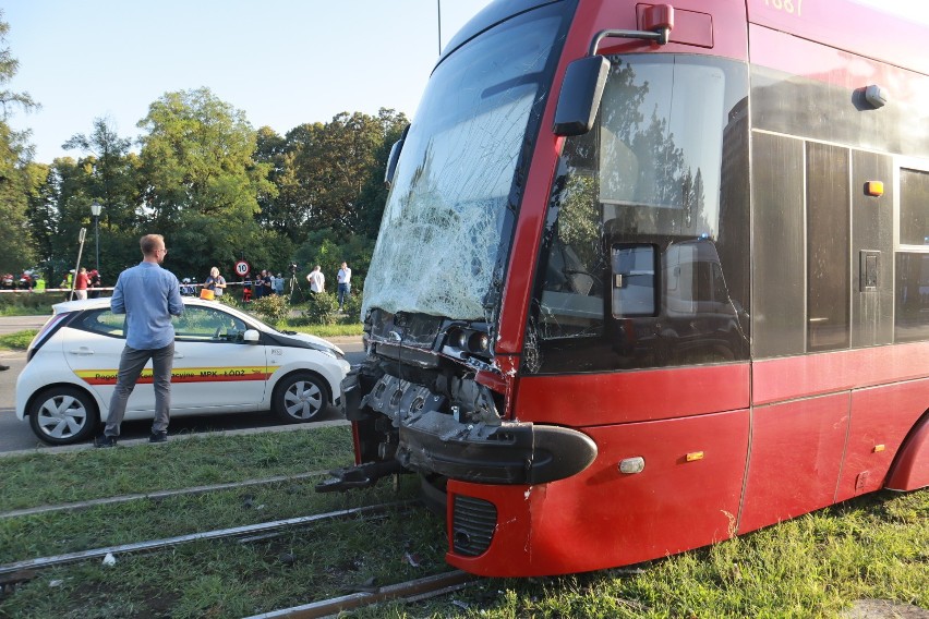 Wypadek w Łodzi. Doszło do zderzenia dwóch tramwajów. 32 osoby poszkodowane