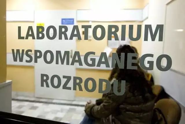 W mediach pojawiają się informację, że powodem pomyłki mogły być  braki w wyposażeniu laboratorium. Miało brakować m.in. kodów kreskowych, którymi opisywane są zarodki.