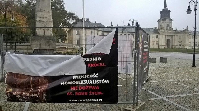 Zniszczony baner na Placu Wolności w Radzyniu Podlaskim.