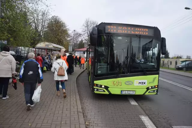 Na cmentarz komunalny przy ul. Żwirowej przez cały rok kursują trzy linie autobusowe: 105, 111 oraz 132. Na przełomie października i grudnia jeździ także linia C.