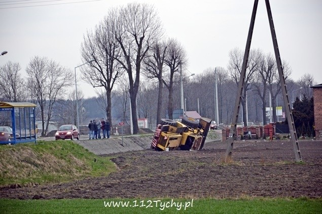 Wypadek w Bieruniu: 8 kwietnia około godziny 16.30 na DK 44w Bieruniu doszło do niecodziennego wypadku. Z niewyjaśnionych przyczyn kierujący fadromą utracił panowanie nad pojazdem i wjechał do przydrożnego rowu.