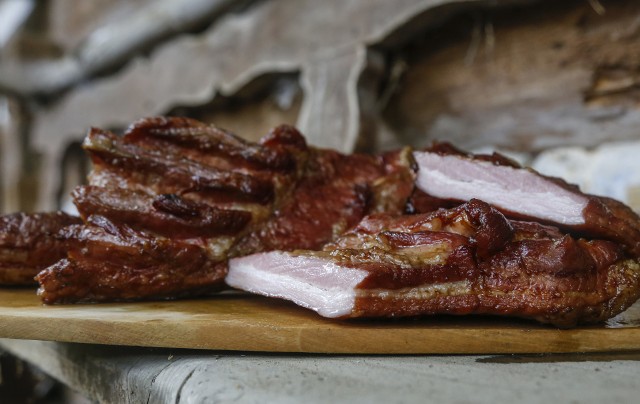 Boczek pieczony produkowany jest z wysokiej klasy wyselekcjowanego mięsa wieprzowego. Jest wędzony, a następnie pieczony do miękkości nawet do 10 godzin w wędzarniach opalanych drewnem