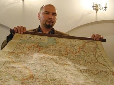 Dr Hubert Chudzio prezentuje archiwalną mapę Polski, którą Sybiracy z Australii przekazali do zbiorów Centrum Zsyłek, Wypędzeń i Przesiedleń w Krakowie Fot. Piotr Subik