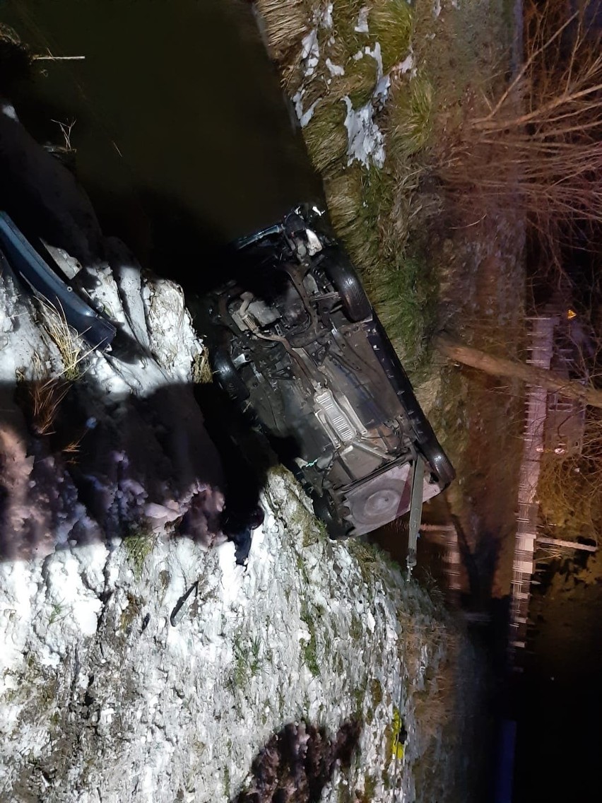 Groźny wypadek w powiecie lubelskim. Samochód dachował i wpadł do rzeki. 18-latek walczy o życie