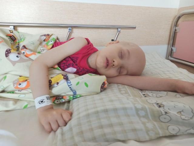 Te informacje łamią serce. Klinika w Wiedniu odmówiła 3-letniej Tosi Czarneckiej z Kielc leczenia. - Jesteśmy świadomi, w znaleźliśmy się sytuacji – mówią zdruzgotani rodzice. Dziewczynka, która choruje na raka mózgu z przerzutami jest w coraz gorszym stanie.