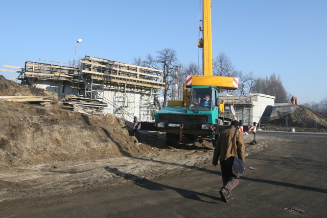 Przy wiadukcie nad ulicą Orląt Lwowskich trwają prace