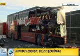 Autobus zderzył się z ciężarówką. Co najmniej kilkanaście osób poważnie rannych