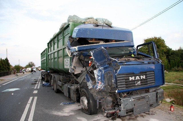 Przód jednej z ciężarówek, która brała udział w zderzeniu pod Przysuchą, został kompletnie zniszczony.