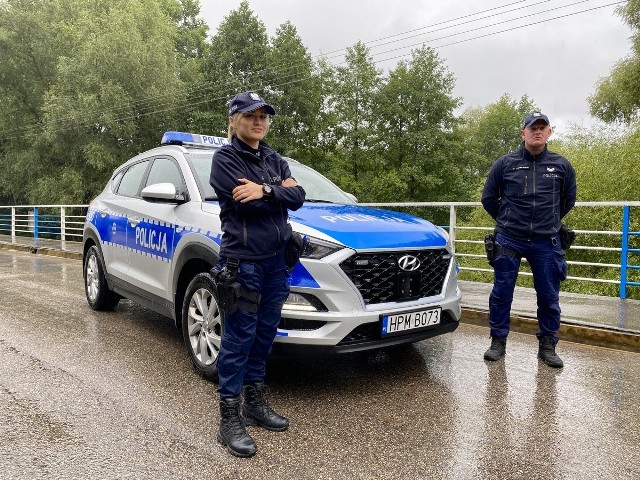 Starsza posterunkowa Justyna Kopacz i starszy sierżant Kamil Chmielewski z kolneńskiej policji bez wahania ruszyli ratować 42-latka