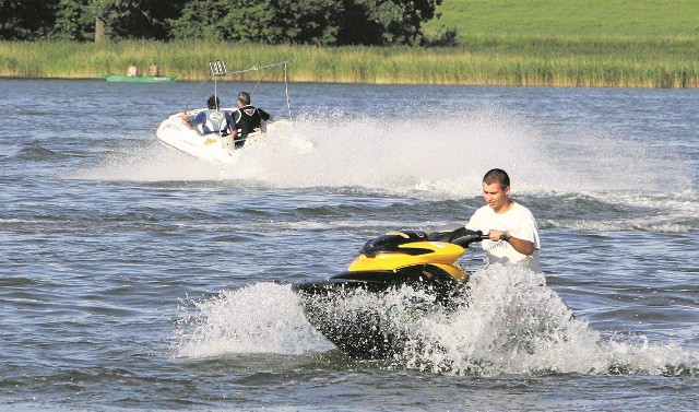 Motorówki i skutery na Jeziorze Niepruszewskim są niebezpieczne - uważa radny T. Bartkowiak