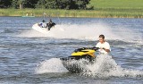 Motorówki na jeziorach: Pozwolić czy zakazać pływania z silnikiem? Spór trwa...