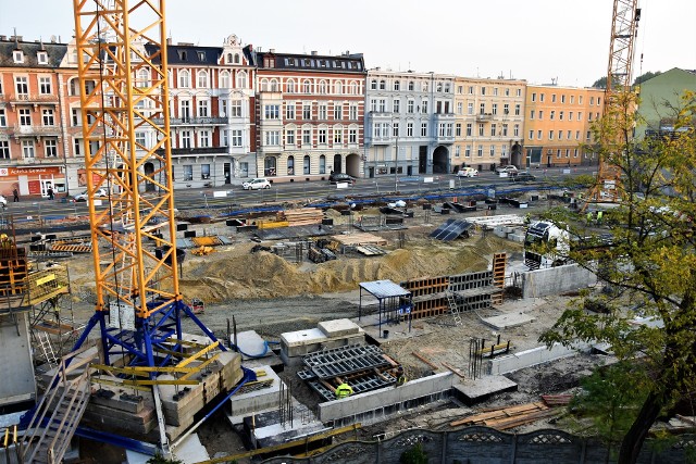 Centrum przesiadkowe Opole Główne. Postępuje budowa, na miejsce przyjechały słupy, na których opierać będzie się cała konstrukcja
