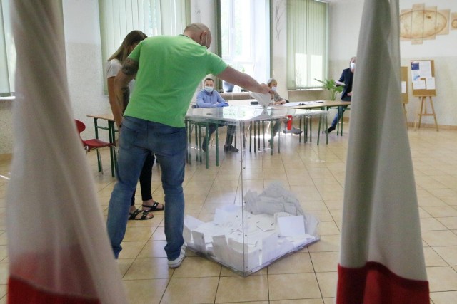 CBOS: 43 proc. badanych zamierza wziąć udział w referendum 15 października.