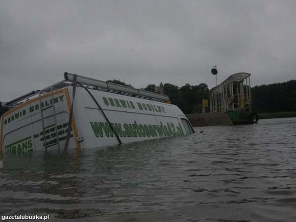 Niecodzienny widok zastali kierowcy, którzy w poniedziałek chcieli skorzystać z promu kursującego między Milskiem a Przewozem. W wodzie leżał bus zatopiony po dach.