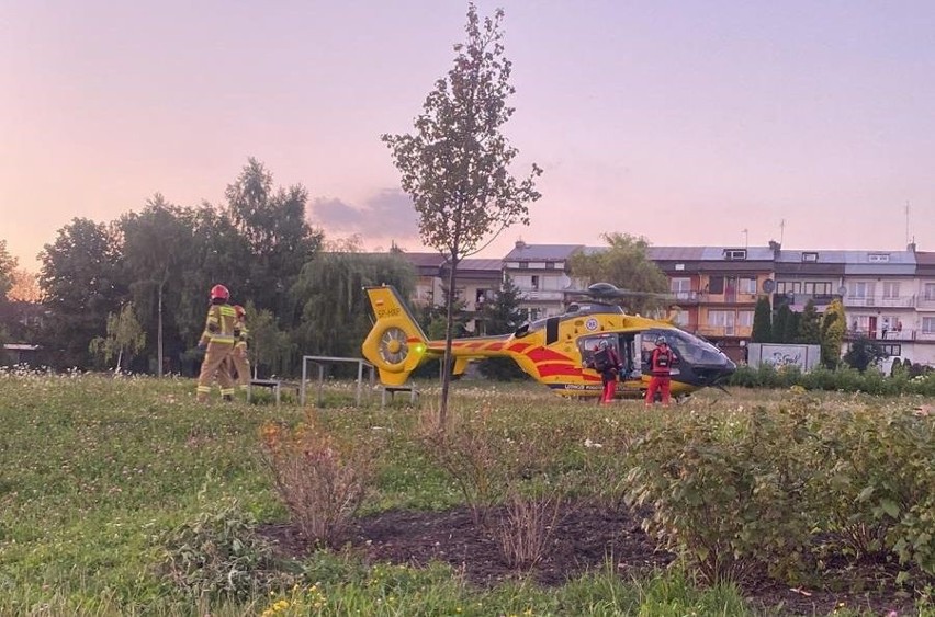 Wypadek na placu zabaw w Staszowie. 11-letniego chłopca w ciężkim stanie zabrał śmigłowiec
