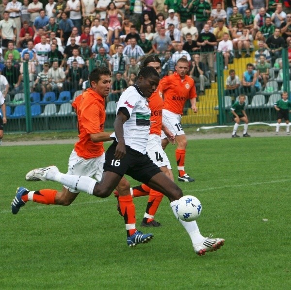 Abel Salami (z piłką) zdobył jedynego gola w meczu Stali...