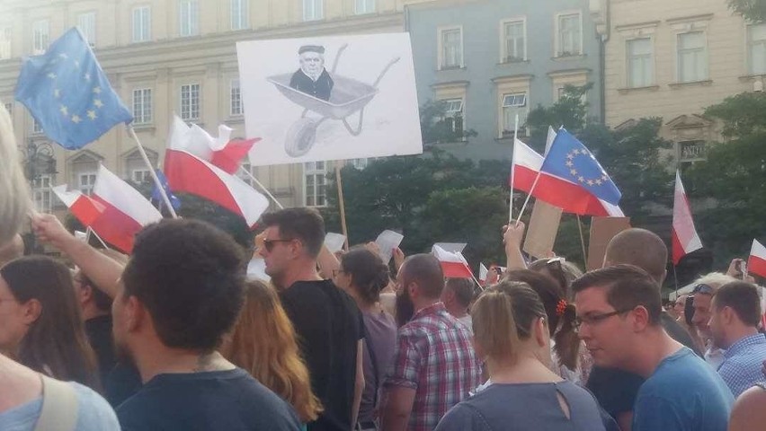 Kraków. Wielki protest na Rynku Głównym w obronie sądów