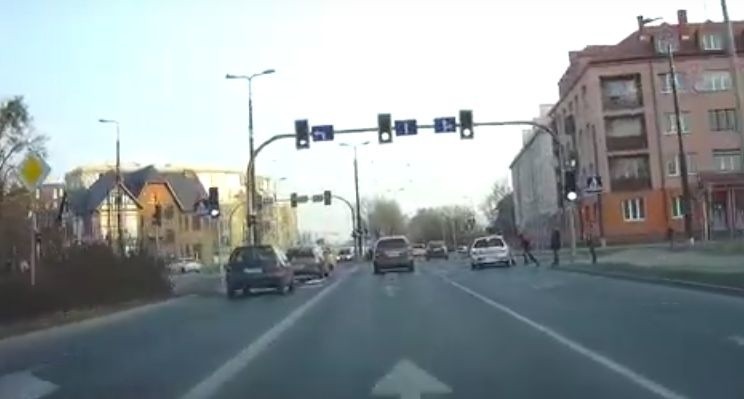 Pieszy jak samobójca! Tylko refleks kierowcy spowodował, że nie doszło do potrącenia na pasach w Bydgoszczy! [wideo]