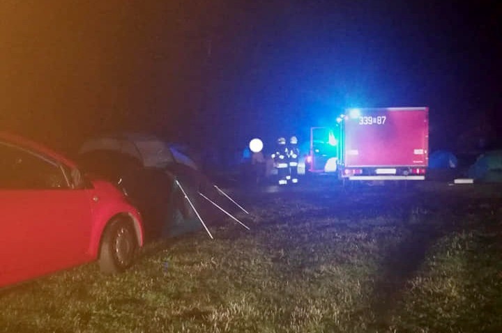 W czasie burzy konar drzewa spadł na namiot. Jedna osoba poszkodowana [ZDJĘCIA]