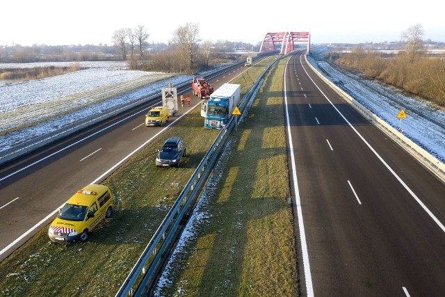 Do zdarzenia doszło we wtorek około godz. 3:20 na autostradzie A4 na wysokości miejscowości Sośnica w pow. jarosławskim.- Kierujący ciężarówką marki Renault jadąc w kierunku Korczowej, stracił panowanie nad pojazdem i uderzył w bariery. 57-letni mieszkaniec woj. świętokrzyskiego zatrzymał pojazd, wysiadł z kabiny i stracił przytomność. Mężczyzna był reanimowany przez policjantów, a następnie załogę pogotowia ratunkowego. Życia mężczyzny nie udało się uratować - mówi podkomisarz Dominika Kopeć z KWP w Rzeszowie.Decyzją prokuratora ciało 57-latka zabezpieczono do badań sekcyjnych.