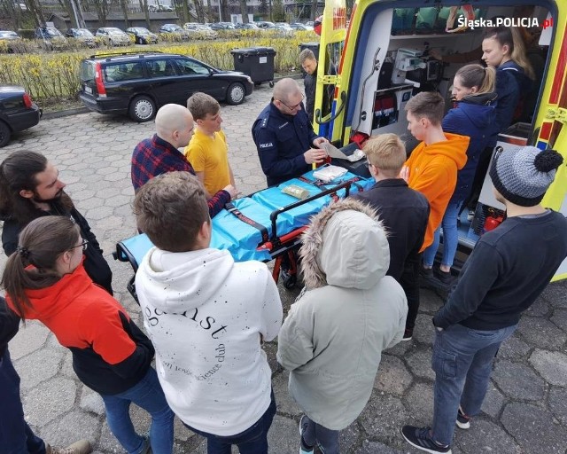 Śląscy policjanci spotkali się ze studentami ratownictwa medycznego. Wszystko za sprawą porozumienia zawartego pomiędzy KWP w Katowicach a Śląskim Uniwersytetem Medycznym. Podczas zajęć, przyszli ratownicy medyczni przekonali się, że ze swoimi kwalifikacjami mogą służyć również w Policji.