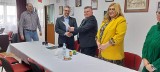 Boisko wielofunkcyjne w Trzcińcu, wybudowane w 2018 roku, oficjalnie przekazano gminie Nagłowice