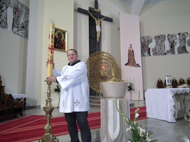 Adam Piechowicz przed każdą mszą świętą przygotowuje ołtarz, naczynia i szaty liturgiczne