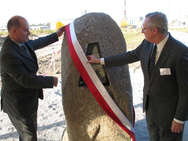 (od lewej) Ryszard Jania prezes Pilkington Automotive Polska i Craig Naylor, prezydent dyrektor generalny Grupy NSG odsłaniają kamień węgielny pod budowę nowej fabryki w Chmielowie.