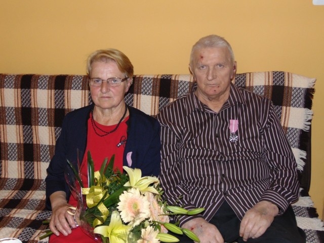 Krystyna i Edmund Knoppkowie z Bysławia  świętowali jubileusz w domu. Urzędnicy odwiedzili ich z życzeniami.