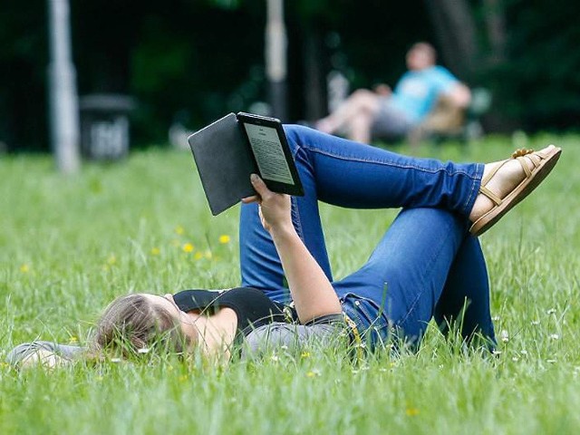 Oprócz e-booków, które możemy kupić nie tylko w księgarniach internetowych, ale i niektórych stacjonarnych, w internecie funkcjonuje sporo baz z darmowymi książkami, które możemy legalnie pobierać na swój czytnik.