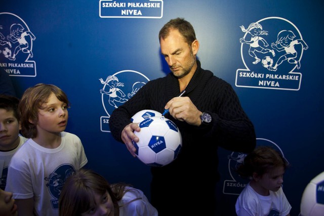 Wychowanek Ajaksu Amsterdam Ronald de Boer podczas inauguracji programu "Szkółki piłkarskie NIVEA&#8221;.