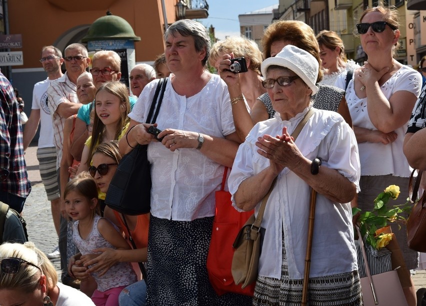 Gorlice. Festiwal Świat pod Kyczerą. Przez miejski deptak przeszedł barwny korowód artystów z różnych stron świata