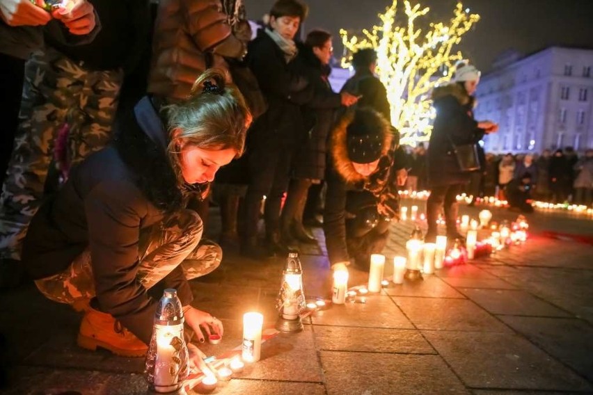 Największe serce świata dla Pawła Adamowicza. Akcja w Krakowie i w całej Polsce [ZDJĘCIA]