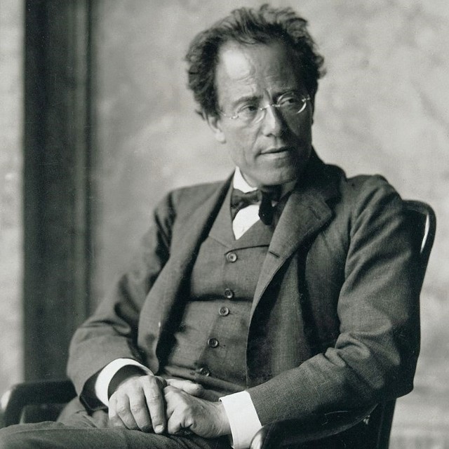Gustav Mahler przyszedł na świat w lipcu 1860 r. w żydowskiej rodzinie w Kalischt, na terenie dzisiejszych Czech (czes. Kaliště). Jako drugie z czternaściorga dzieci spędził swoje lata młodości głównie w morawskim mieście Iglau (czes. Jihlava). Muzyką interesował się od zawsze. To musiała być „iskra Boża”, która czteroletniego Mahlera skierowała ku obecnemu w domu jego dziadków fortepianowi.