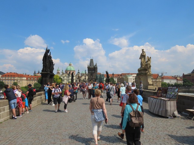 Kamienny Most Karola spina on brzegi rzeki Wełtawy, płynącej przez Pragę i łączy Malą Stranę ze Starym Miastem. Most zbudowano na zgliszczach starszej, normandzkiej konstrukcji, zwanej Mostem Judyty.