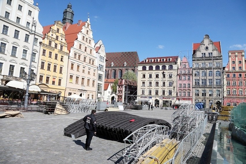 Wrocław: Budują wielką scenę w Rynku. Na kanonizację papieża i koncerty (ZDJĘCIA)