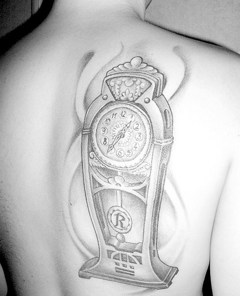 Zegar z godziną urodzenia na 18. urodziny &#8211; ten tatuaż zajmuje dziś czwarte miejsce. 
