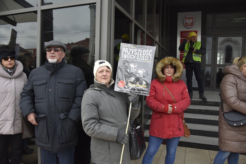 W proteście przed dąbrowskim starostwem wzięło udział około...