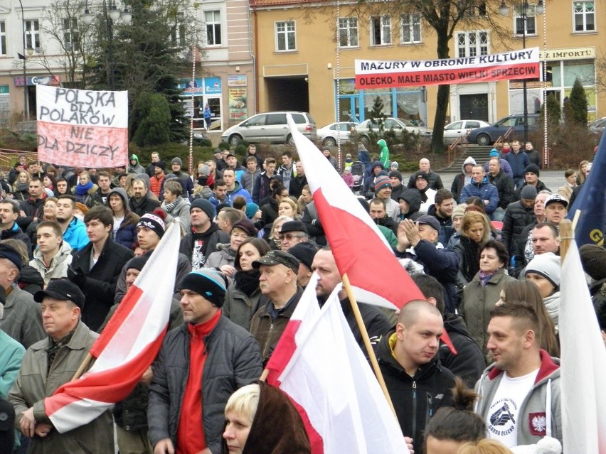 Olecko. Wielki protest w centrum miasta. Nie chcą uchodźców (zdjęcia)