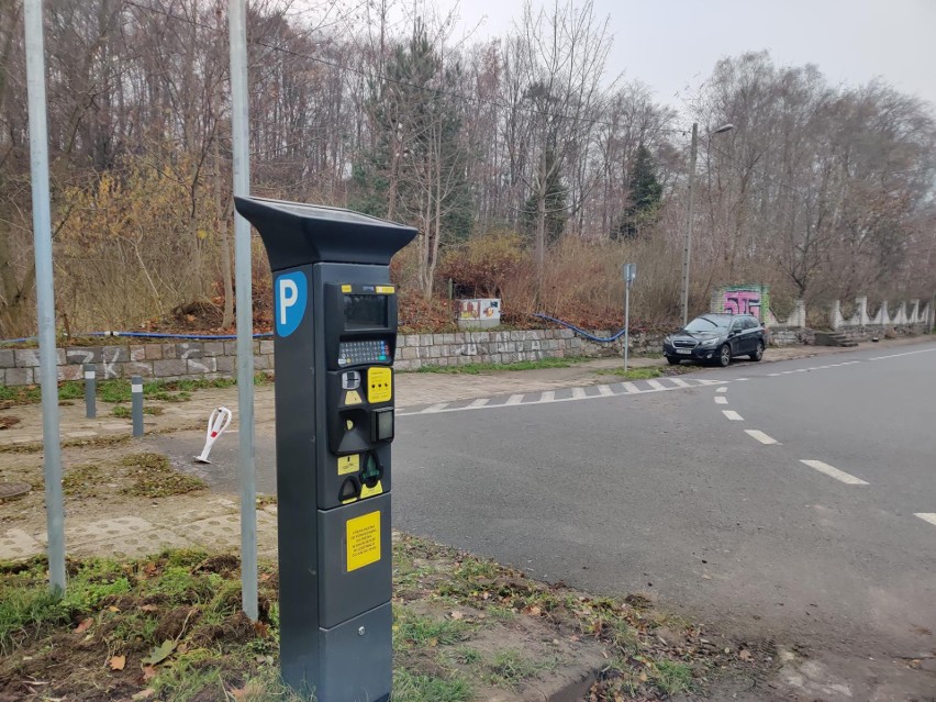 Gdynia. Uszkodzone parkomaty przy Polance Redłowskiej