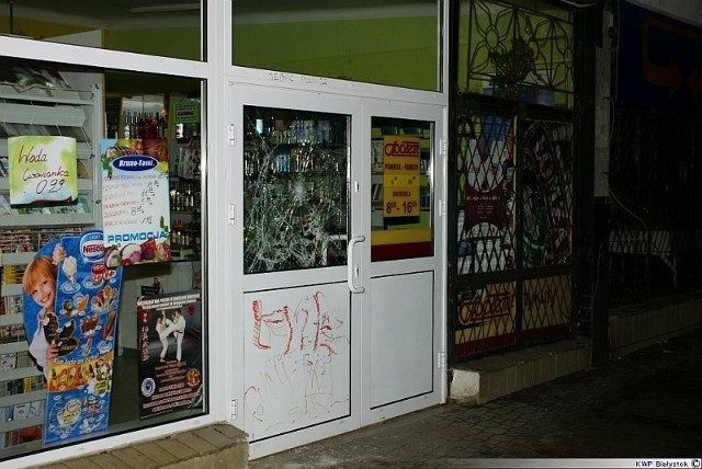 Rabusie chcieli włamać się do jednego z zambrowskich sklepów spożywczych. Ktoś ich spłoszył więc poszli do drugiego.
