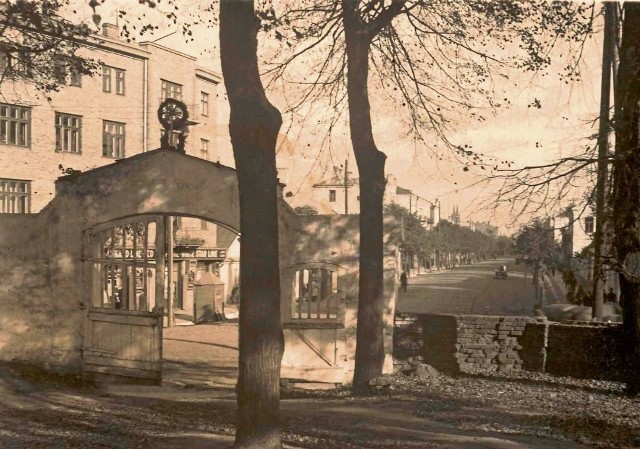Widok na ulicę Lipową ze wzgórza Św. Rocha. Około 1930 roku. W świetle bramy widoczny szyld jednej z firm zajmującej się przewożeniem emigrantów do Ameryki.