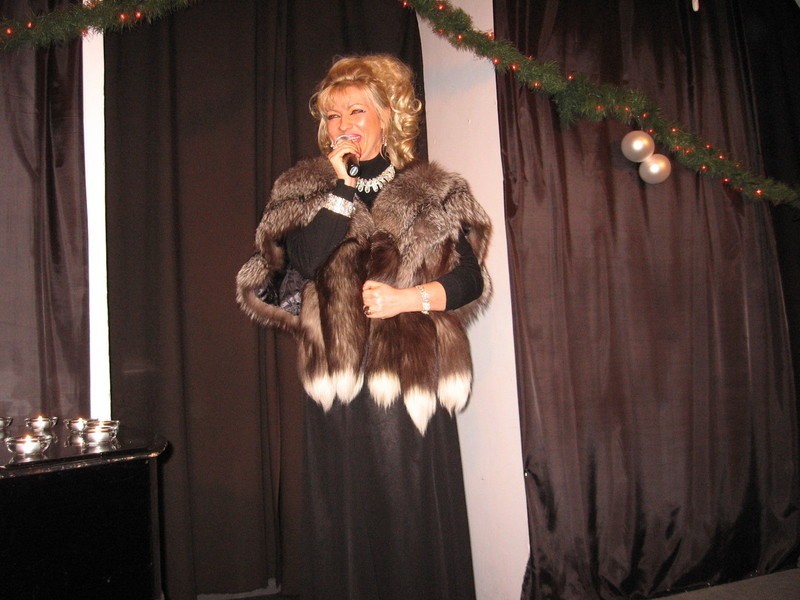 Nina Nowak rozpcozęla występ w sukni czarnej