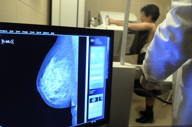 Październik to miesiąc profilaktyki raka piersi. Lekarze zachęcają do badań